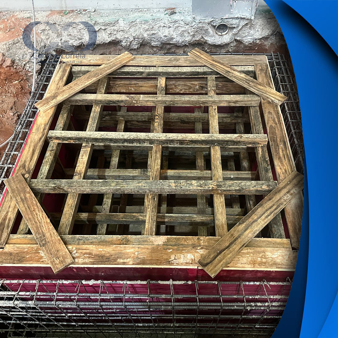 A caixa de concretagem mantém o concreto no formato exato para a fundação.